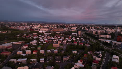 Puesta-De-Sol-Sobre-La-Ciudad-De-Reykjavik-En-Islandia-Barrio-Tranquilo