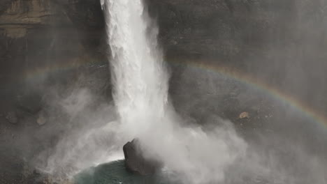 Wasserfall-Haifoss-In-Zeitlupe-Mit-Einem-Regenbogen-Im-Isländischen-Hochland
