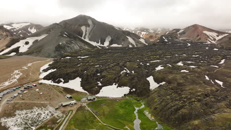 Camping-En-El-Valle-De-Landmannalaugar-Toma-Aérea-Vista-Aérea-De-Islandia