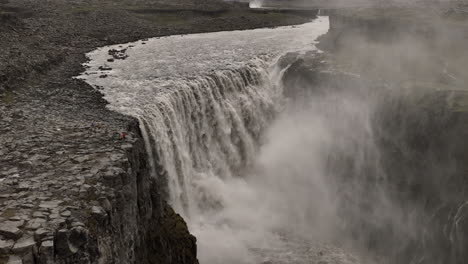 Mächtiger-Wasserfall-Detifoss-Aus-Der-Luft,-Isländische-Rohe-Natur-In-Zeitlupe