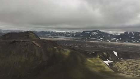 Große,-Wolkige-Luftaufnahme-Des-Isländischen-Hochlands-Landmannalaugar-Tal