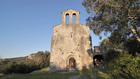 Iglesia-En-Las-Montañas-Languedoc-Rosellón-Tarde-Día-Francia