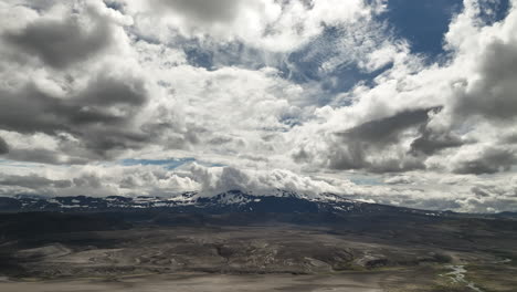 Wolken-über-Den-Bergen-In-Island,-Luftaufnahme