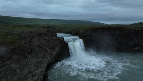 Kleiner-Wasserfall-In-Island-Luftaufnahme