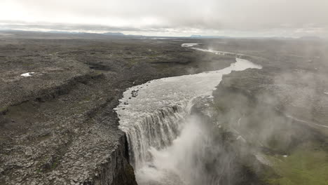 Vuelta-Aérea-Viajando-Sobre-Detifoss-Islandia-Día-Nublado