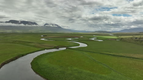 Viejo-Puente-Sobre-Un-Río-En-Pastos-Verdes-Aéreos-De-Islandia