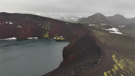Lago-En-Un-Volcán-Suelo-Rojo-Toma-Aérea-En-Islandia