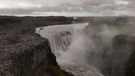 Island-Detifoss-Mächtiger-Wasserfall-Luftaufnahme-Bewölkter-Tag