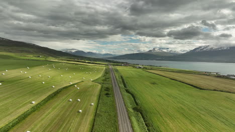 Carretera-Vacía-En-Islandia-Con-Toma-Aérea-De-Tierras-De-Cultivo.