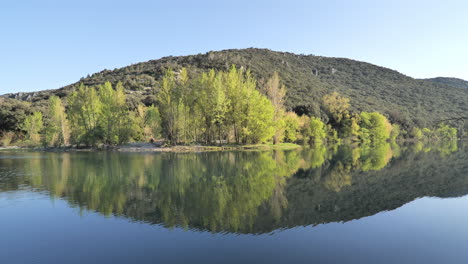 Spiegelung-Von-Bäumen-An-Einem-Ruhigen-Fluss-Herault-Im-Süden-Frankreichs,-Sonniger-Tag