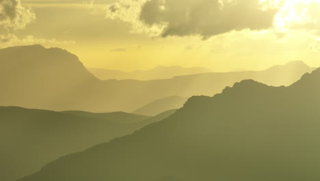 Gelber-Sonnenaufgang-In-Den-Französischen-Alpen,-Herrliche-Morgenlandschaft