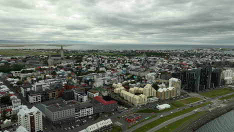 Toma-Aérea-De-La-Capital-De-Reykjavik-Día-Nublado-Casas-De-Islandia