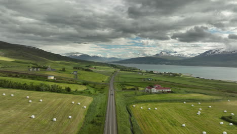 Paisaje-Con-Montañas-Y-Pastizales-Con-Toma-Aérea-De-La-Casa-Del-Granjero-Islandia
