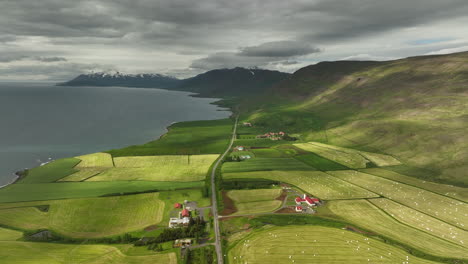 Casas-De-Agricultores-Con-Campos-Verdes-En-El-Norte-De-Los-Fiordos-De-Islandia-Toma-Aérea