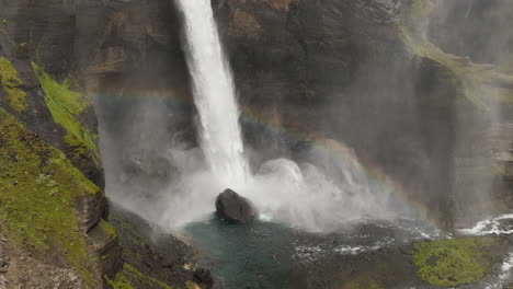 Riesiger-Hoher-Wasserfall-Mit-Regenbogen-Island-Haifoss-Luftzeitlupe