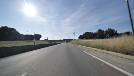 Conduciendo-Por-Una-Carretera-Vacía-Entrando-A-La-Ciudad-De-Montpellier-Durante-El-Encierro-Francia-Soleado