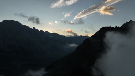 Carretera-En-Un-Parque-Nacional-Alpes-Franceses-Vista-De-Drones-Día-Soleado-Paisaje-De-Montaña