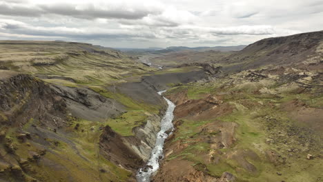 Wasserstrom-In-Den-Hochland-Island-Schluchten,-Luftaufnahme