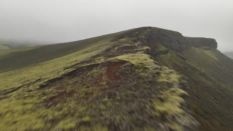 Paisaje-En-La-Niebla-Sobre-Una-Cresta-De-Montaña-Aérea-De-Islandia