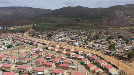 Südafrikanische-Renovierte-Township-Luftaufnahme,-Berge-Im-Hintergrund
