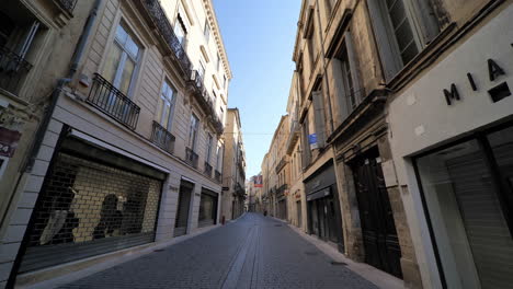 Leere-Straße-Und-Geschlossene-Geschäfte-Im-Stadtzentrum-Von-Montpellier-Während-Der-Sperrung