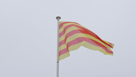 Katalonien-Flagge-Rot-Und-Gelb-Im-Wind-In-Zeitlupe