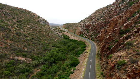 Carretera-Asfaltada-Limpia-Que-Pasa-Por-Montañas-Rocosas-En-Sudáfrica-Aérea