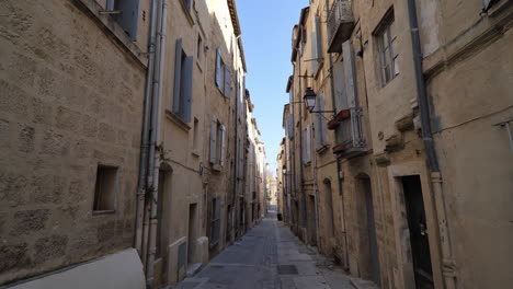 Typische-Schmale-Straße-In-Montpellier,-Frankreich,-Sonniger-Tag,-Beige-Kalksteingebäude