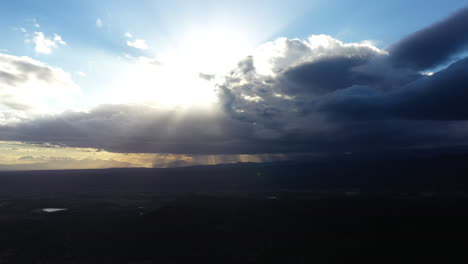 Sonnenstrahlen-Durch-Wolken-Luftaufnahme-Südafrika