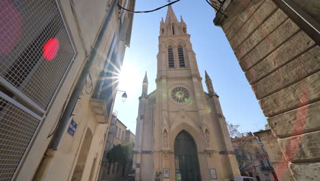 Iglesia-En-Montpellier-Con-Paredes-De-Piedra-Caliza-Beige-Francia-Día-Soleado-Período-De-Cierre