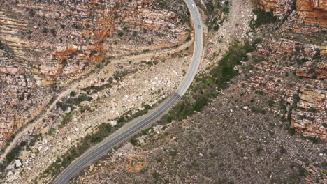 Draufsicht-über-Eine-Landstraße,-Die-An-Einer-Schlucht-In-Südafrika-Vorbeiführt