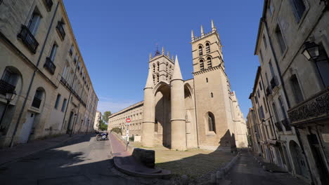 Catedral-Gigante-De-Montpellier-Durante-El-Encierro-Calles-Vacías-Francia