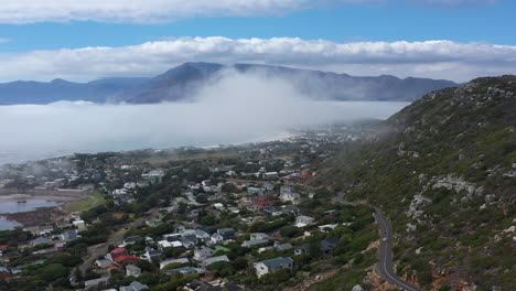 Nebel-über-Einer-Küstenstadt-In-Südafrika,-Sonniger-Morgen-Aus-Der-Luft