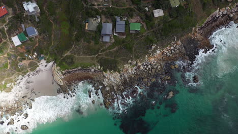 Reiche-Gegend-Mit-Häusern-Entlang-Des-Ozeans-In-Südafrika,-Luftaufnahme-Von-Oben