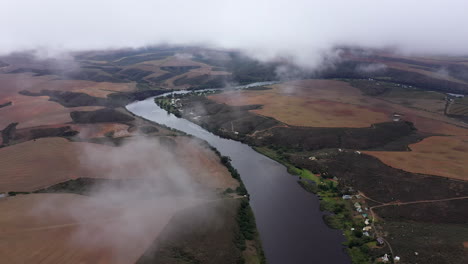 Fluss-In-Südafrika-Luftaufnahme-In-Den-Wolken-Trockene-Felder-Nach-Hitzewelle