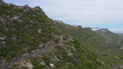 Carretera-Asfaltada-Que-Pasa-A-Lo-Largo-De-Montañas-Toma-Aérea-Sudáfrica