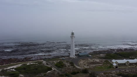 Leuchtturm-Im-Nebel,-Mystische-Atmosphäre,-Luftaufnahme-Südafrika