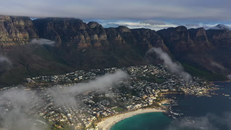 Tafelberge-Cap-Town-Südafrika-Luftaufnahme-Wohlhabende-Gegend-Meerseite