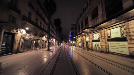 Hauptstraße-In-Montpellier-Bei-Nacht-Leere-Fahrspuren