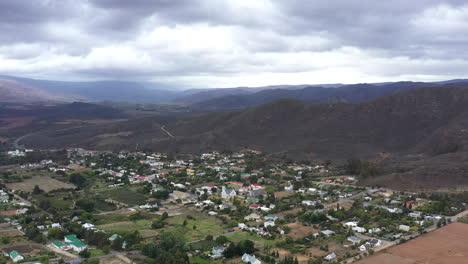 Hermoso-Entorno-Verde-A-Lo-Largo-De-Una-Montaña-Agricultura-De-Campo-En-Sudáfrica