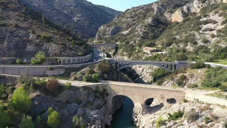 Puentes-Sobre-El-Río-Herault-Descubriendo-El-Desfiladero-Empinado-Occitano