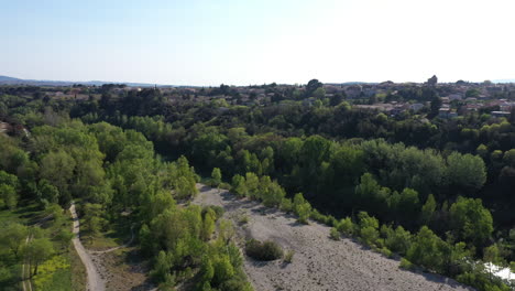 Bäume-Und-Strand-Entlang-Des-Flusses-Hérault,-Luftaufnahme-Von-Saint-Jean-de-Fos,-Sonniger-Tag