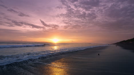 Goldener-Sonnenuntergang-über-Ruhigen-Meereswellen,-Dramatische-Wolkenlandschaft-Im-Hintergrund.