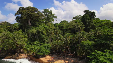 Blick-Aus-Der-Vogelperspektive-Auf-Die-Küstenwunder-Costa-Ricas:-Türkisfarbenes-Meer,-Grüne-Wälder,