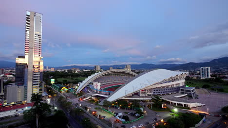 San-Jose-Costa-Rica-Stadion-Bei-Sonnenuntergang,-Blick-Von-Einem-Hohen-Gebäude-Aus