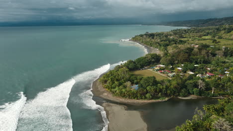 Lebendige-Harmonie-Von-Natur-Und-Gemeinschaft-An-Der-Küste-Costa-Ricas.