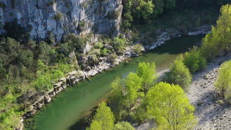 Grüne-Bäume-Entlang-Eines-Flusses-Herault-In-Einer-Kalksteinschlucht,-Luftaufnahme-Frankreich