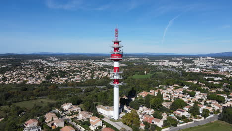 Hoch-Aufragende-Radioantenne-Mit-Roten-Streifen-In-Der-Nähe-Von-Montpellier.