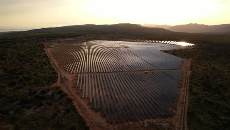 Campo-Solar-En-La-Riviera-Francesa-Al-Atardecer,-Aprovechando-La-última-Luz-De-La-Naturaleza.