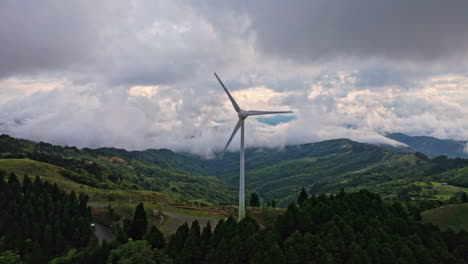 Erneuerbare-Energien-Im-Fokus:-Eine-Einsame-Windmühle-Vor-Nebliger-Kulisse
